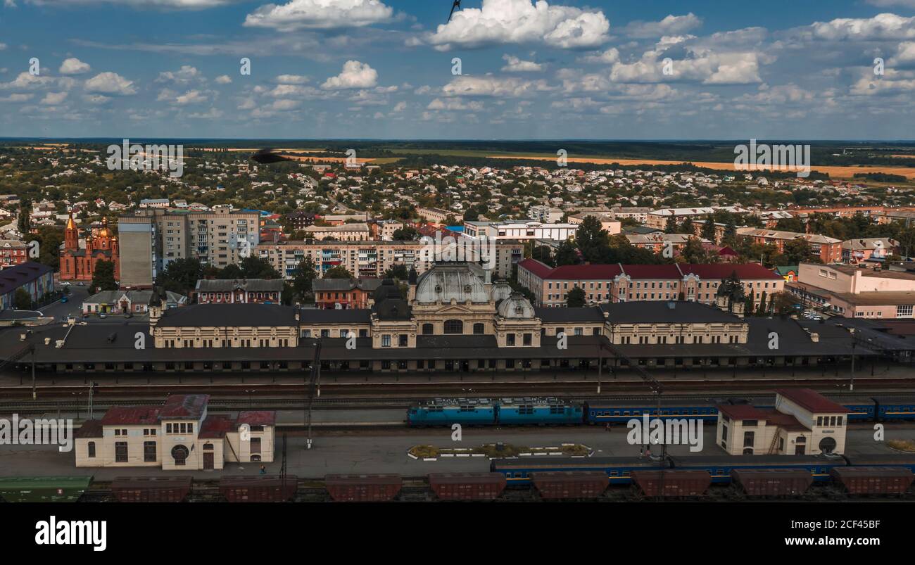 Das Luftpanorama des Bahnhofs Schmerinka Ukraine am Sonnentag Stockfoto
