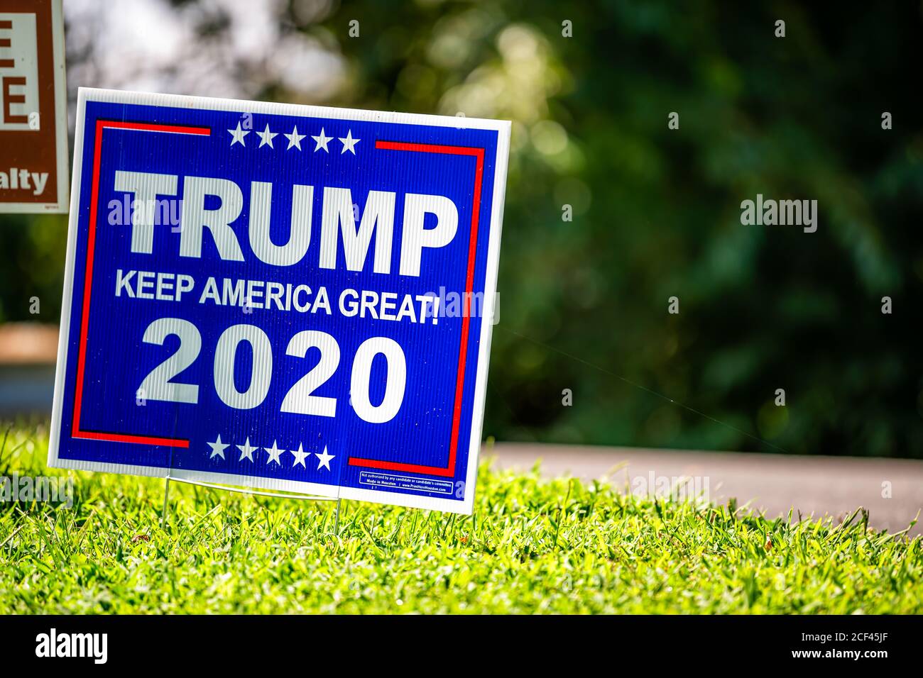Afton, USA - 30. August 2020: Präsidentenwahl politisches Schild zur Unterstützung von Donald J. Trump mit Keep America Great 2020 Text, Virginia Stockfoto
