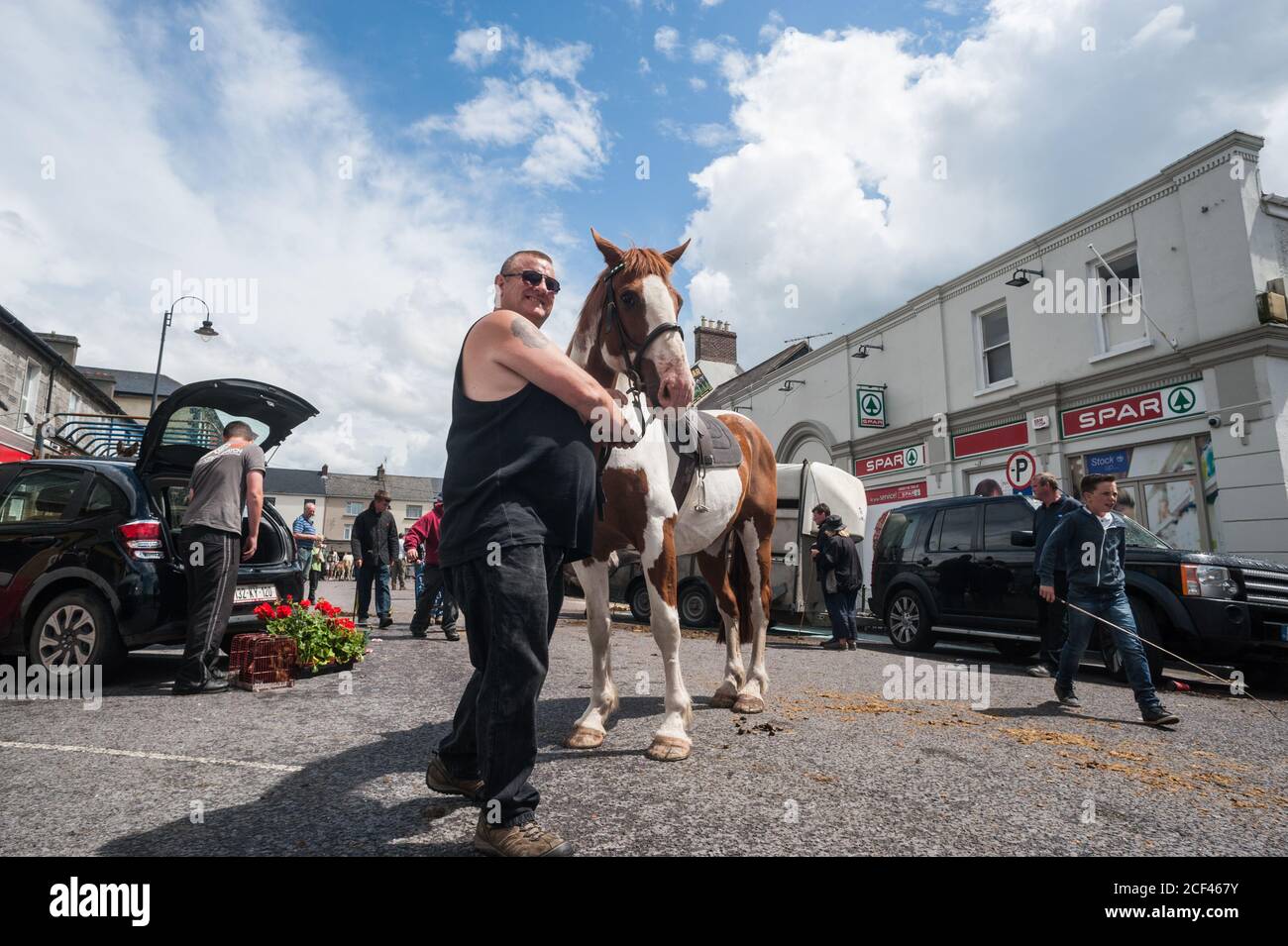 Listowel, Irland - 2. Juli 2015: Menschen und Pferde auf den Straßen von Listowel während des Pferdemesse. Stockfoto