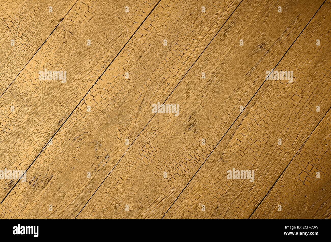 Alte natürliche Holzdielen in Honig dijon Farbe und mit Alterung craquelure Wirkung getönt. Sehr detaillierter Hintergrund mit Kopierbereich. Diagonalboarding. Stockfoto