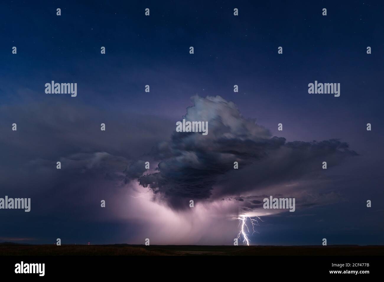 Nachthimmel mit weit entfernten Sturmwolken und Blitzeinschlägen in der Nähe von Buffalo, South Dakota Stockfoto