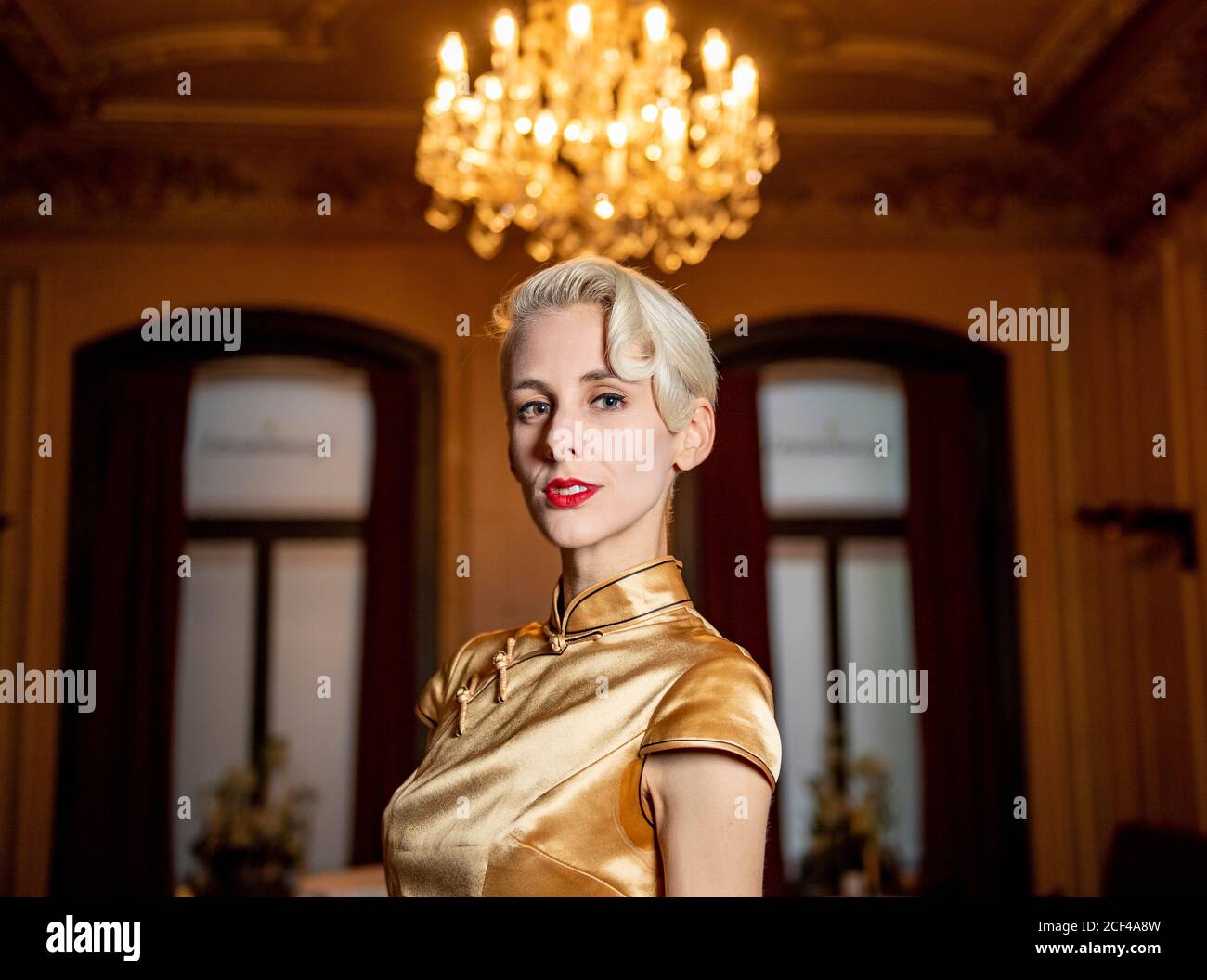 Hamburg, Deutschland. September 2020. Die Kabarettistin Lisa Eckhart wartet im Literaturhaus auf ihren Auftritt. Eckhart präsentiert ihren Debütroman 'Omama'. Quelle: Axel Heimken/dpa/Alamy Live News Stockfoto