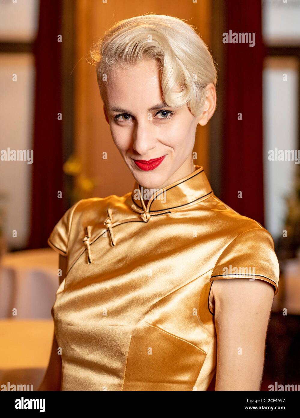 Hamburg, Deutschland. September 2020. Die Kabarettistin Lisa Eckhart wartet im Literaturhaus auf ihren Auftritt. Eckhart präsentiert ihren Debütroman 'Omama'. Quelle: Axel Heimken/dpa/Alamy Live News Stockfoto