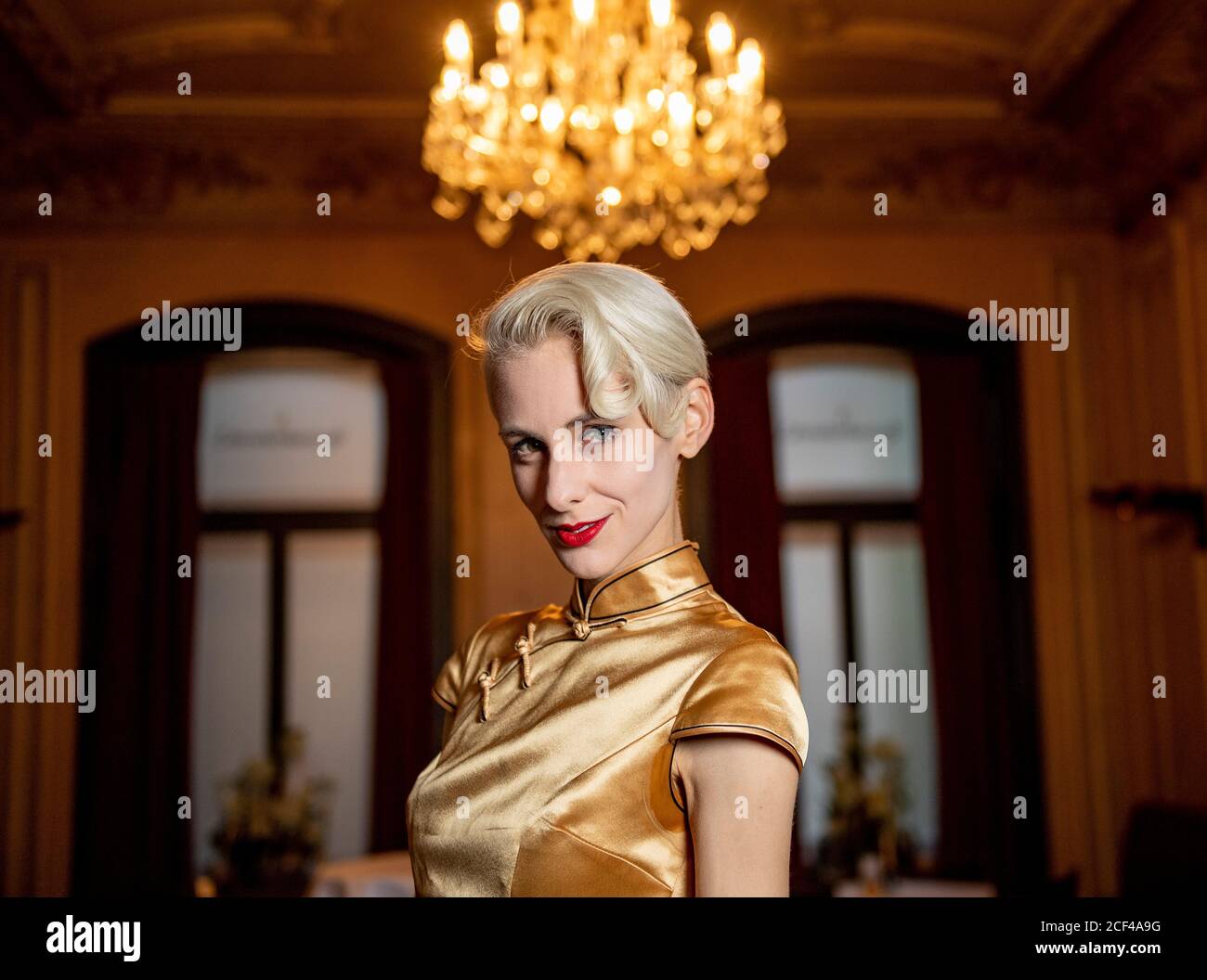 Hamburg, Deutschland. September 2020. Die Kabarettistin Lisa Eckhart wartet im Literaturhaus auf ihren Auftritt. Eckhart präsentiert ihren Debütroman 'Omama'. Quelle: Axel Heimken/dpa/Alamy Live News Stockfoto