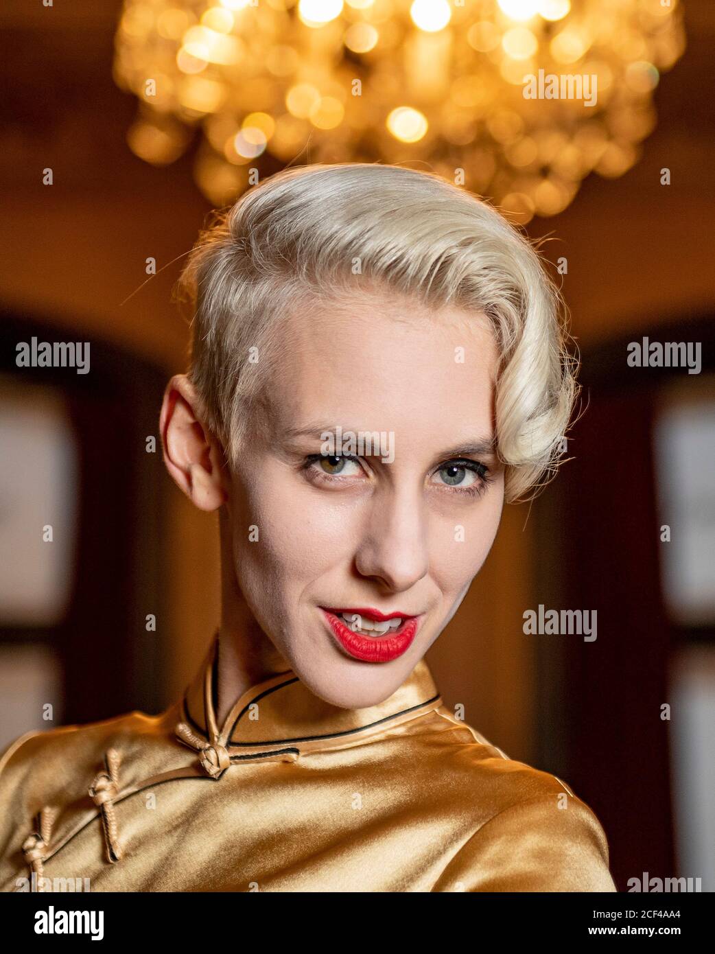 Hamburg, Deutschland. September 2020. Die Kabarettistin Lisa Eckhart wartet im Literaturhaus auf ihren Auftritt. Eckhart präsentiert ihren Debütroman 'Omama'. Quelle: Axel Heimken/dpa/Alamy Live News Stockfoto