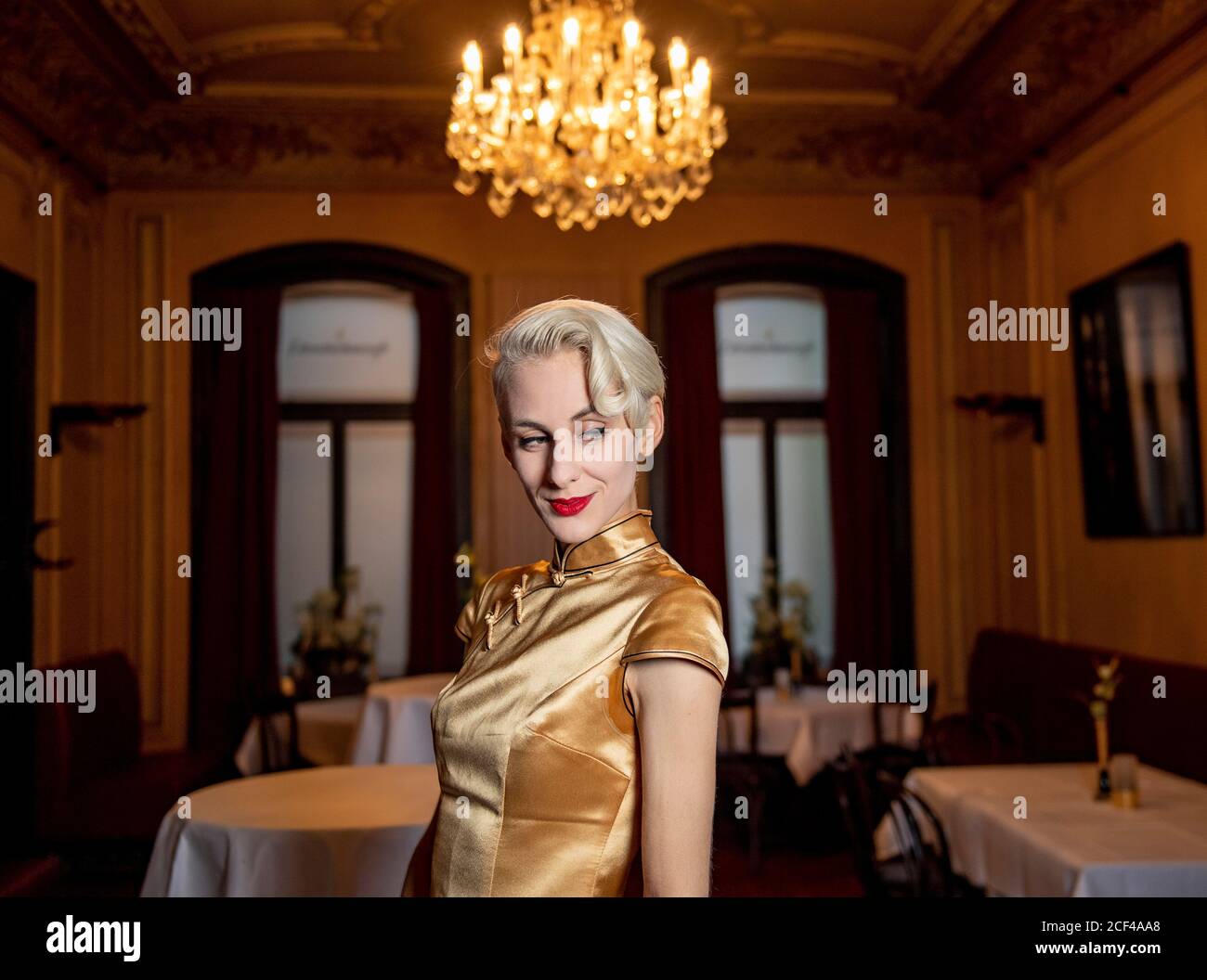 Hamburg, Deutschland. September 2020. Die Kabarettistin Lisa Eckhart wartet im Literaturhaus auf ihren Auftritt. Eckhart präsentiert ihren Debütroman 'Omama'. Quelle: Axel Heimken/dpa/Alamy Live News Stockfoto