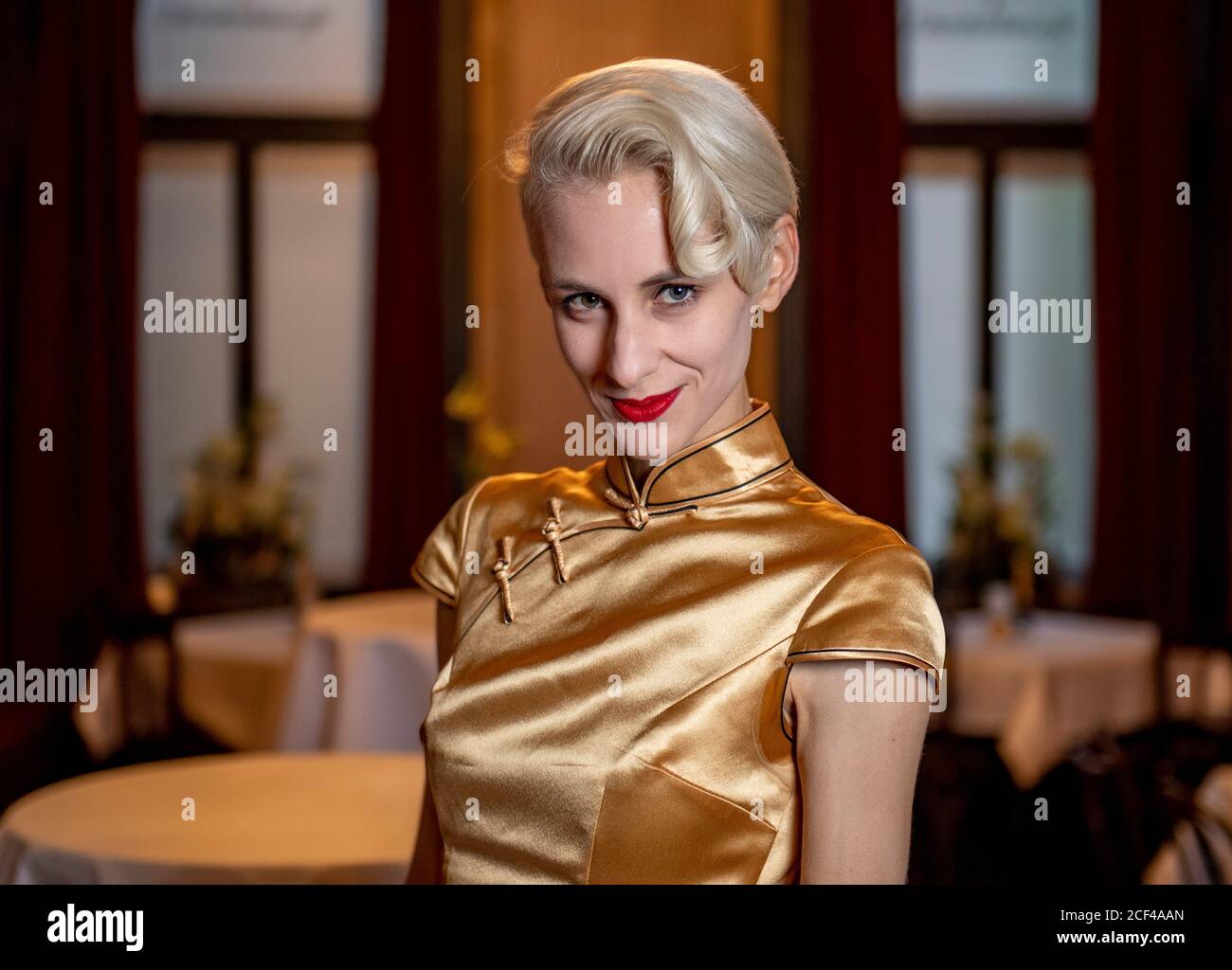 Hamburg, Deutschland. September 2020. Die Kabarettistin Lisa Eckhart wartet im Literaturhaus auf ihren Auftritt. Eckhart präsentiert ihren Debütroman 'Omama'. Quelle: Axel Heimken/dpa/Alamy Live News Stockfoto