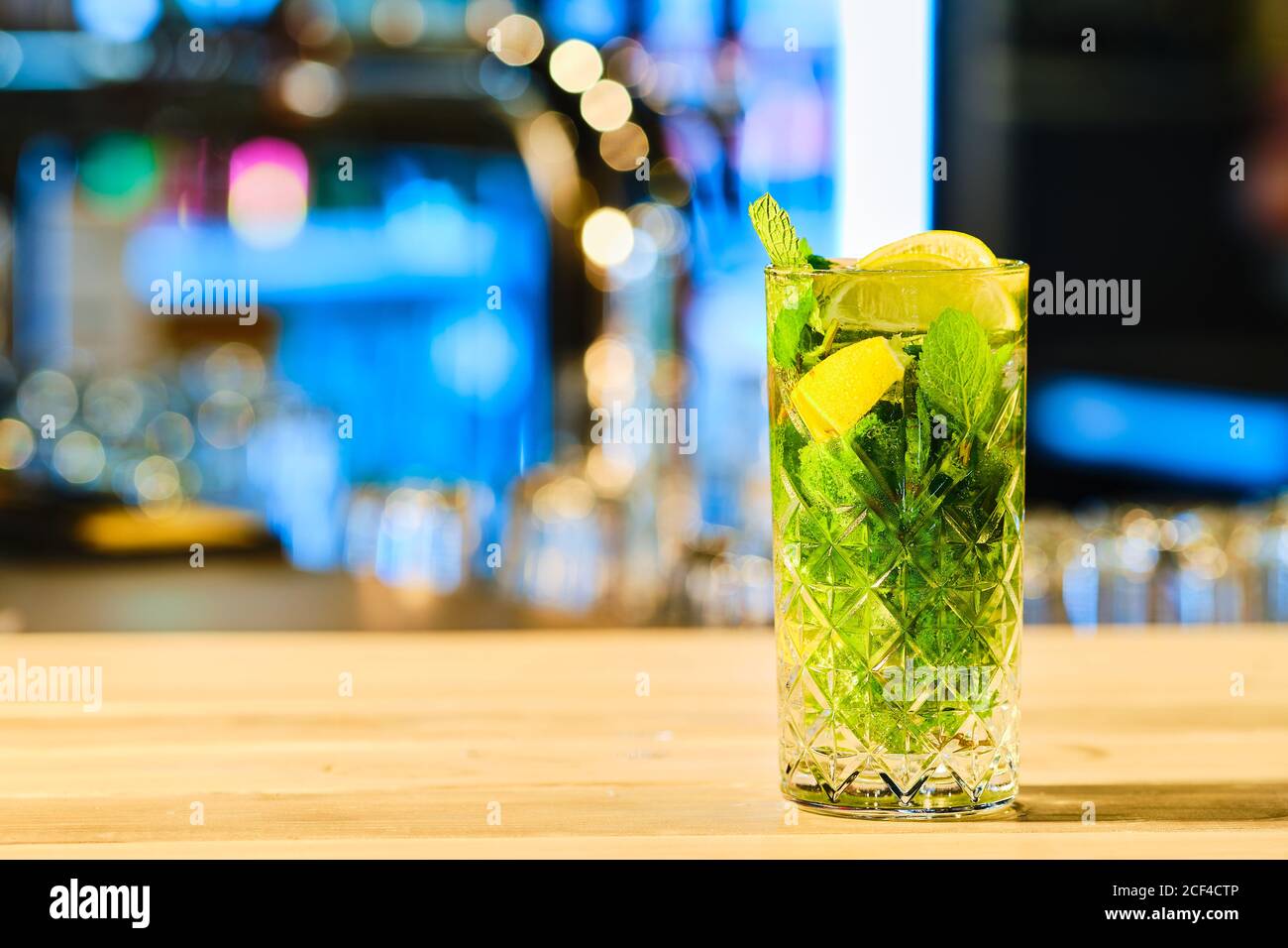 Klassischer kalter Cocktail Mojito (Weichbild mit geringer Schärfentiefe) Stockfoto