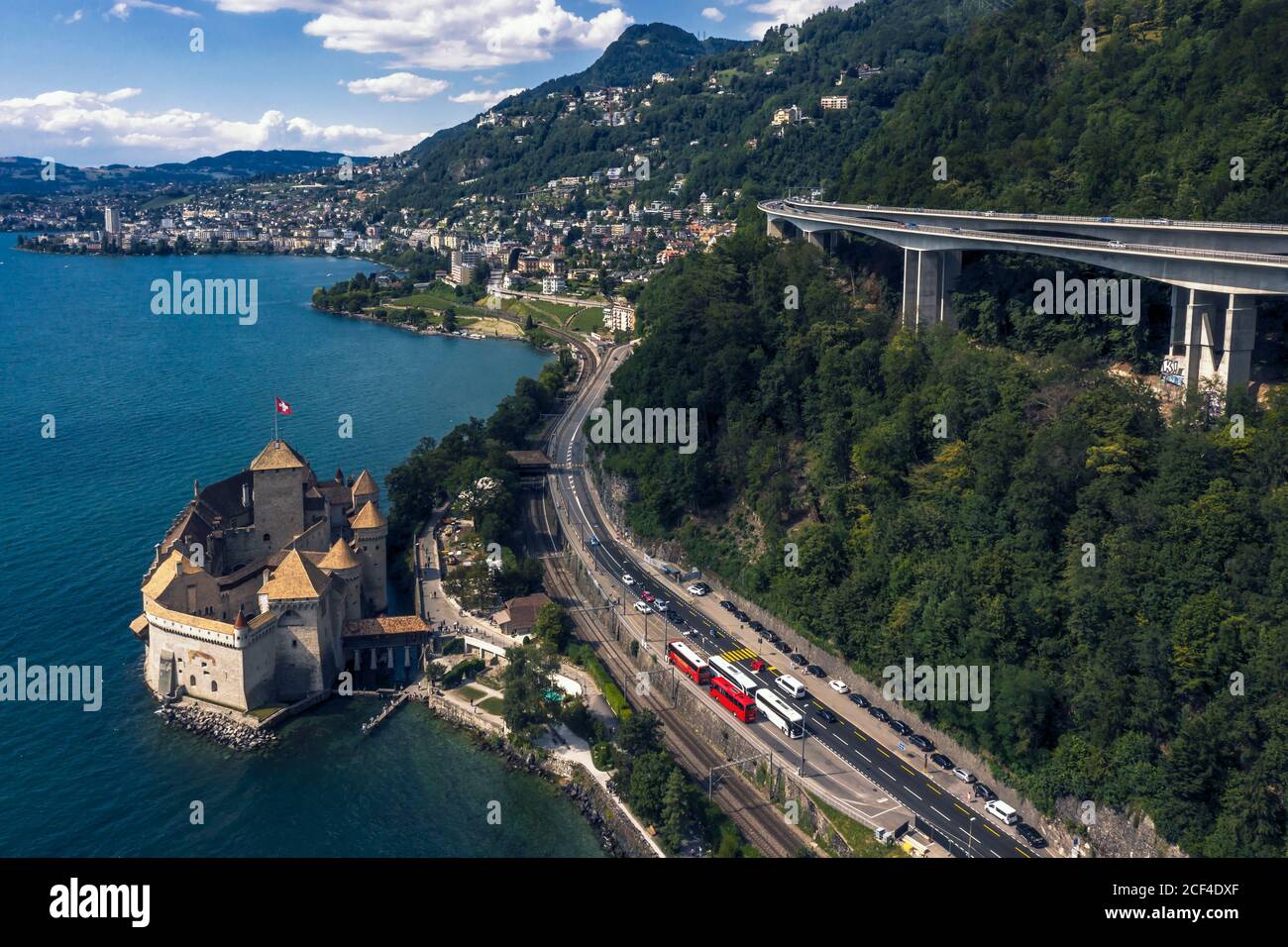 Luftpanorama der Küste Genfer See mit Schloss Chillon Stockfoto