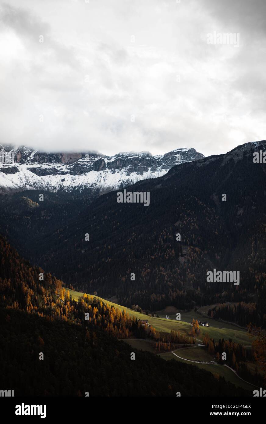 Mystery Herbst Landschaft der Landschaft am Ufer des Sees mit Bunte Bäume und wolkiger Himmel in den Dolomiten bei Italien Stockfoto