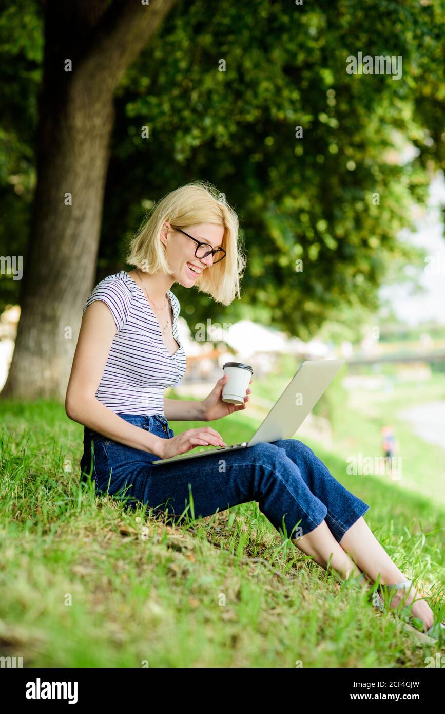Mädchen Laptop im Freien. Warum Mitarbeiter im Freien arbeiten müssen. Im Freien zu sein, setzt Arbeiter frischer Luft und Umweltveränderungen aus, die glücklich und gesund auf körperlicher und emotionaler Ebene machen. Stockfoto