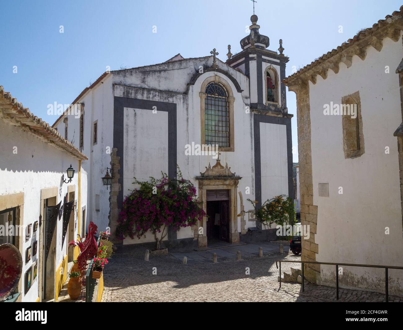 Innenhof der mittelalterlichen Kirche St. Peter´s - Bezirk Leiria - Óbidos, Portugal Stockfoto