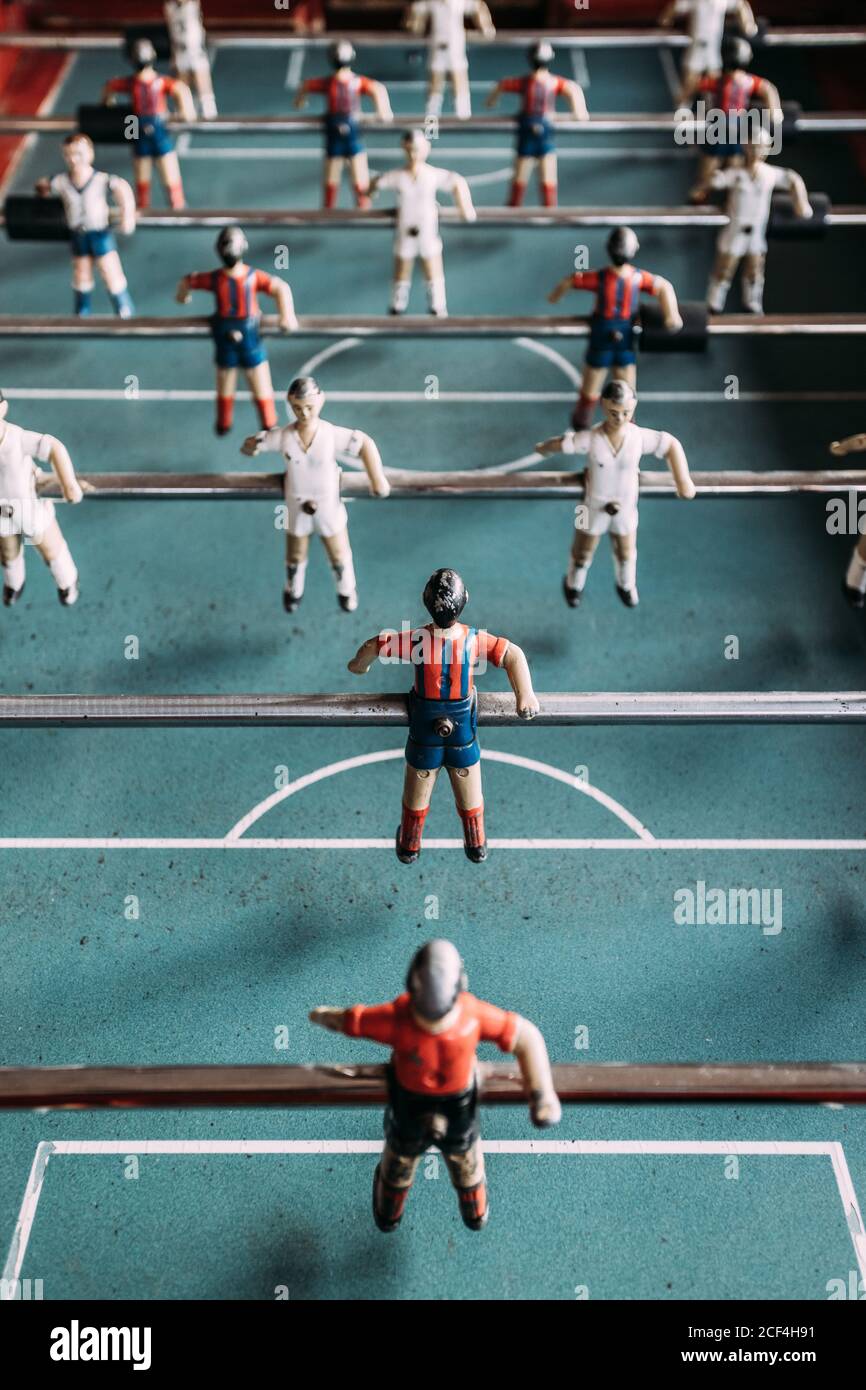 Tischfußballspiel mit Spielern Stockfoto