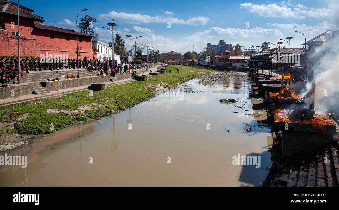 Einäscherungszeremonie im hindu-Tempel des pashupatinath-Komplexes. Nepal, Asien Stockfoto