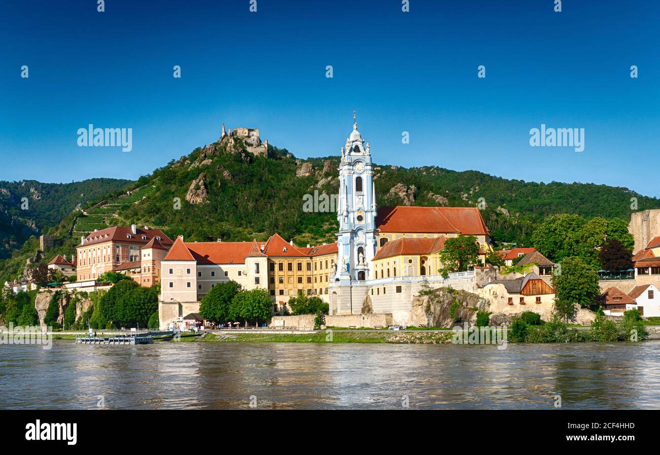 Durnstein Dorf und Schloss in der Wachau; Niederösterreich. Landschaftlich reizvolle Sehenswürdigkeit in Europa. Stockfoto