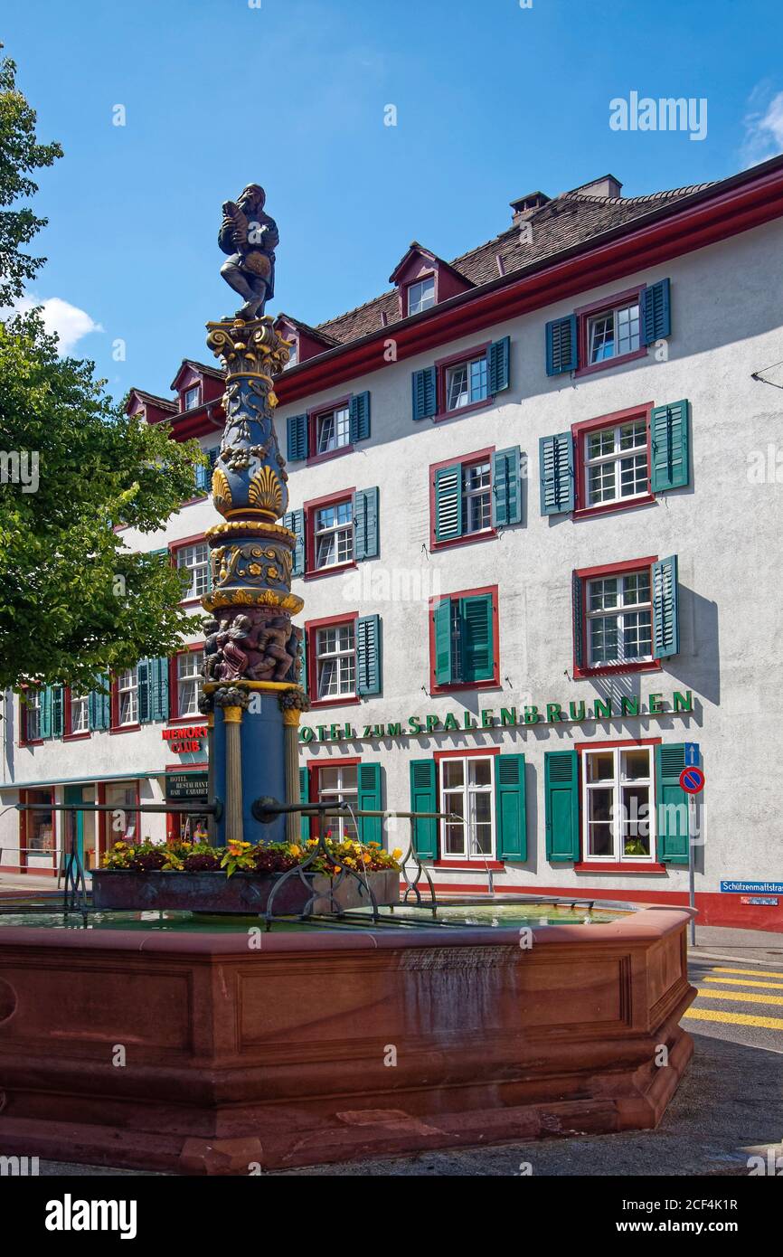 Dekorativer Brunnen, Blumen, Wasser, Hotel, Altbau, grüne Fensterläden,  rote Zierleiste, Schulzenmattstrasse, Europa, Basel; Schweiz  Stockfotografie - Alamy