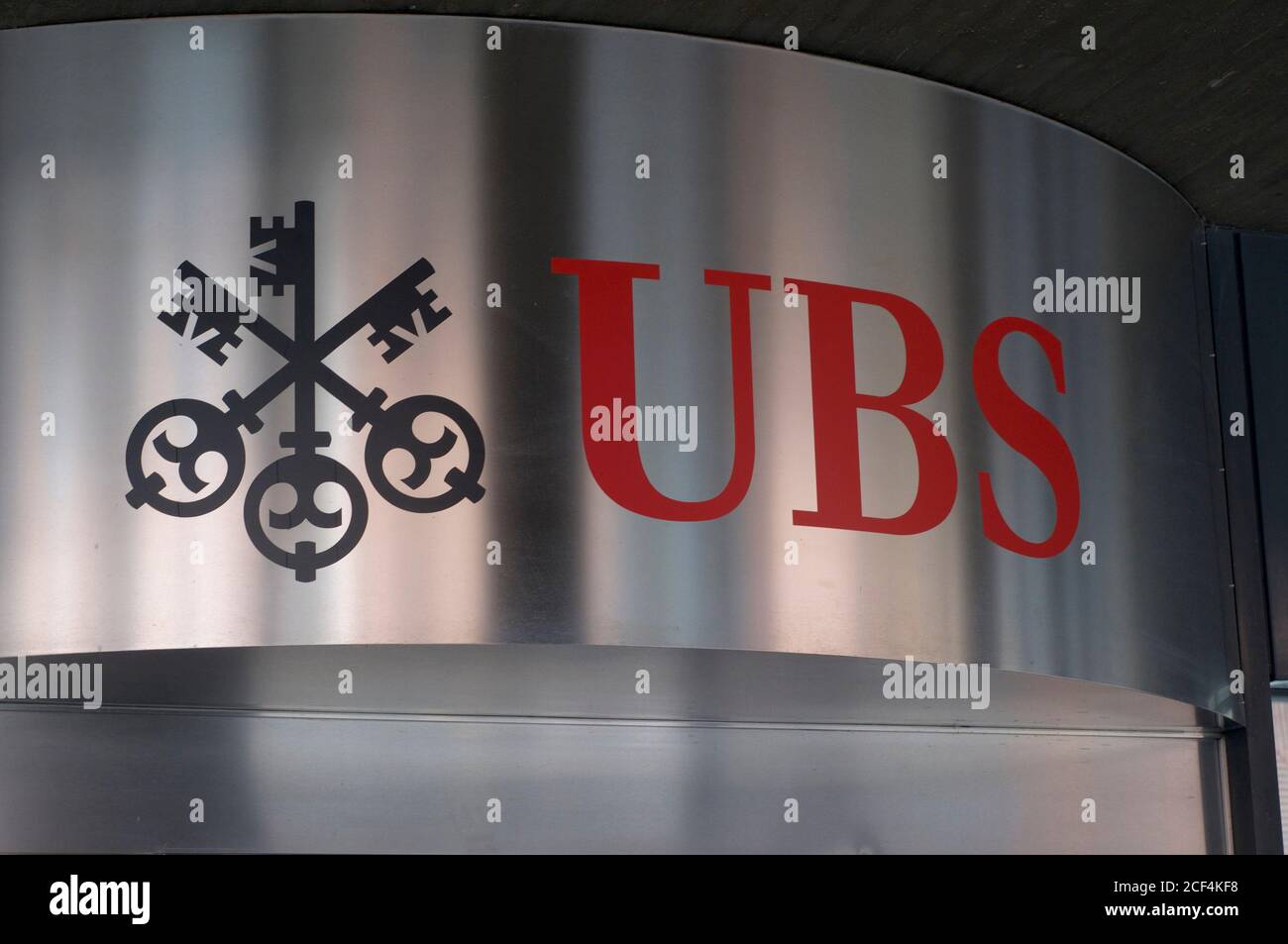 Lugano, Tessin, Schweiz - 1. September 2020 : Blick auf das UBS Bank Logo vor dem Gebäude in Lugano, Schweiz. UBS ist einer der Th Stockfoto