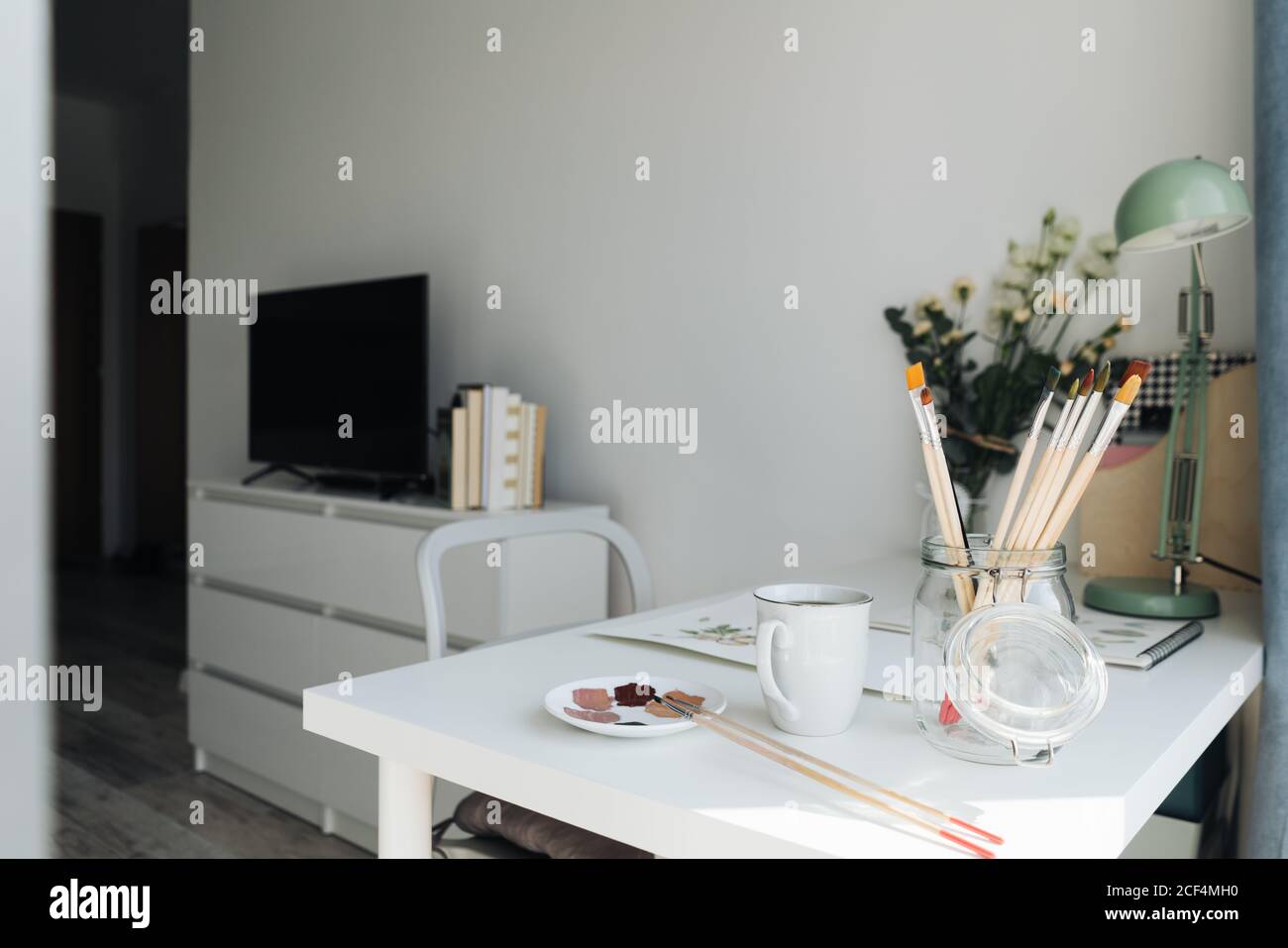Studio-Zimmer eines Künstlers mit Malwerkzeugen auf einem Tabelle Stockfoto
