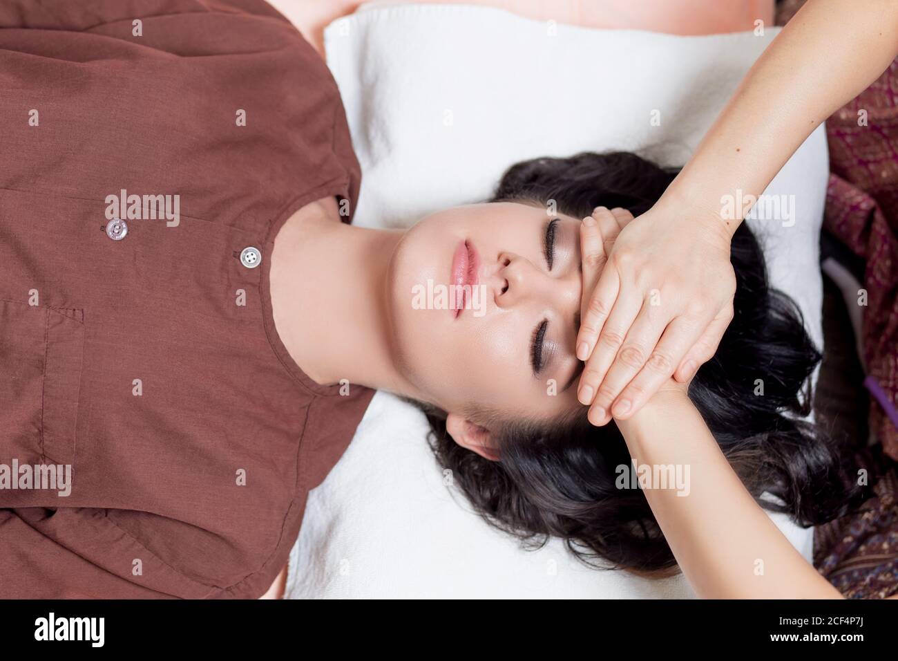 Asiatische Masseur tun thai Kopf massage für kaukasische Frau in Spa-Salon Stockfoto