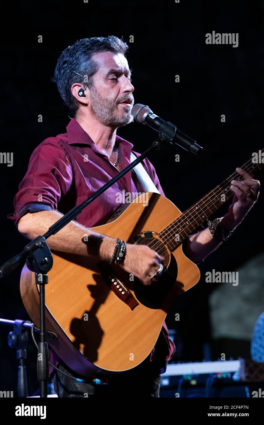 Casertavecchia, Italien. September 2020. Der Singer-Songwriter Daniele Silvestri im Konzert in Casertavecchia für die Veranstaltung 'Settembre al Borgo 2020'.im Bild: Daniele Silvestri (Foto von Gennaro Buco/Pacific Press/Sipa USA) Quelle: SIPA USA/Alamy Live News Stockfoto