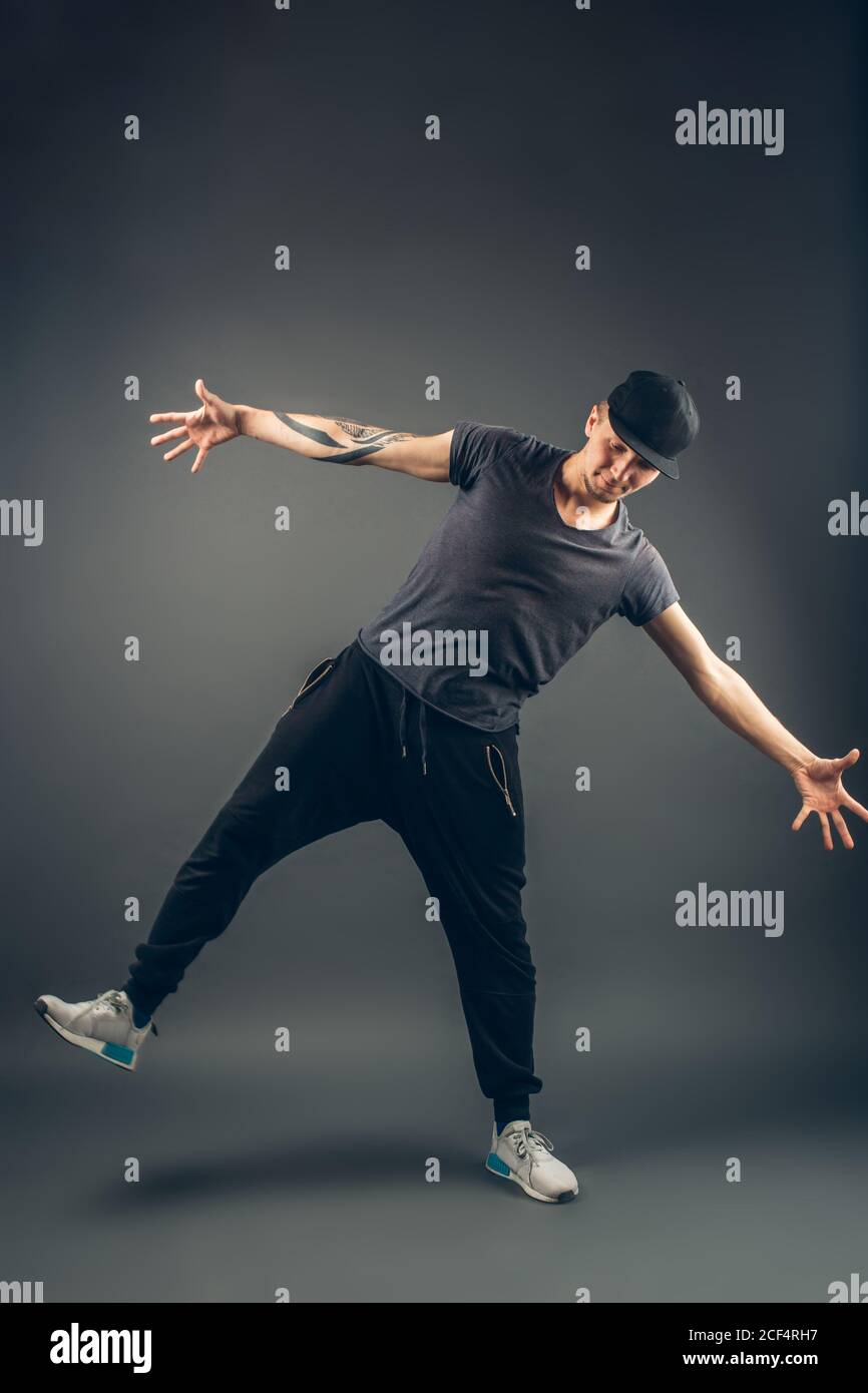 Mann tanzt Straßentanz Stockfoto