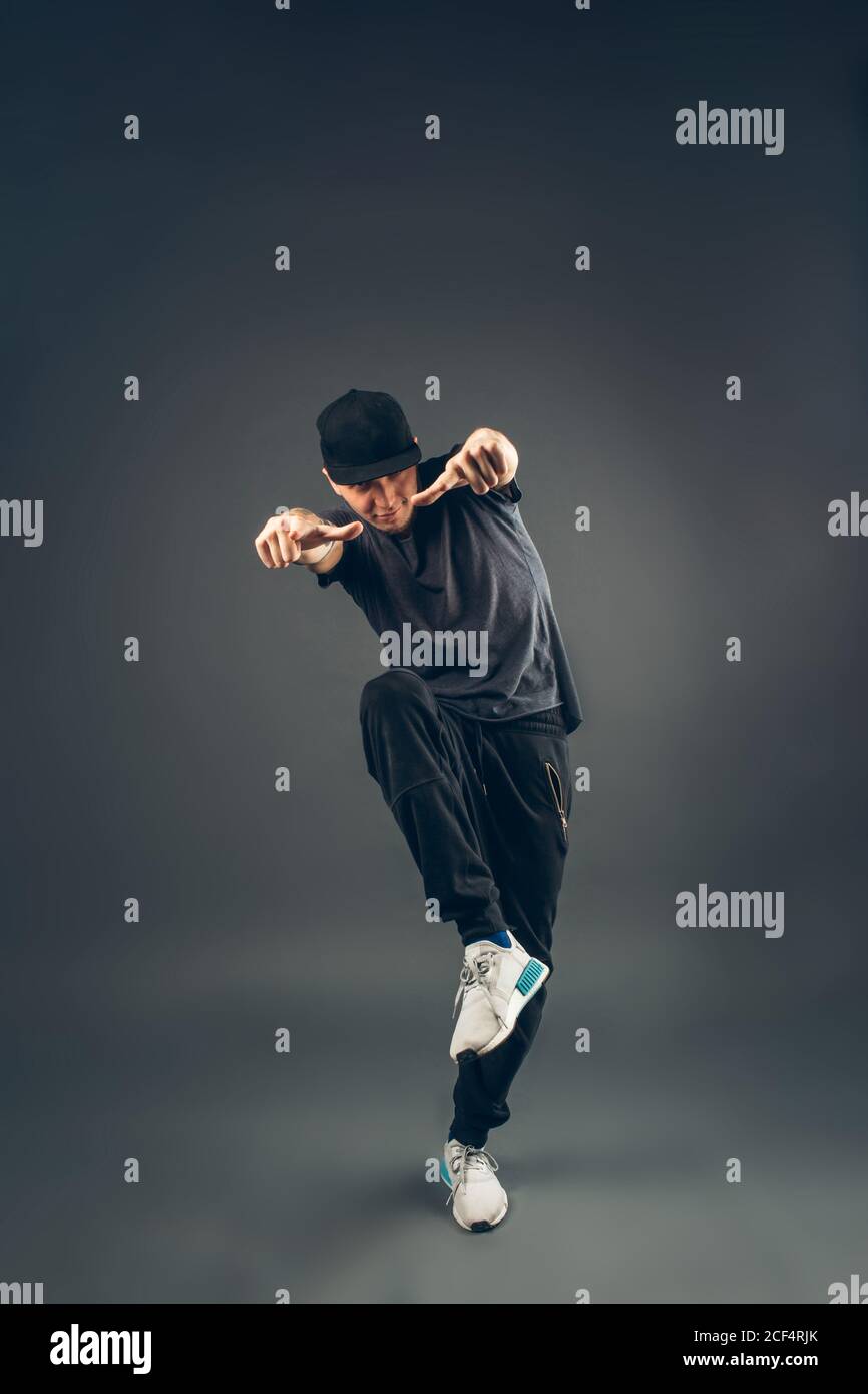 junge schöne Tänzerin posiert auf einem Studio-Hintergrund Stockfoto