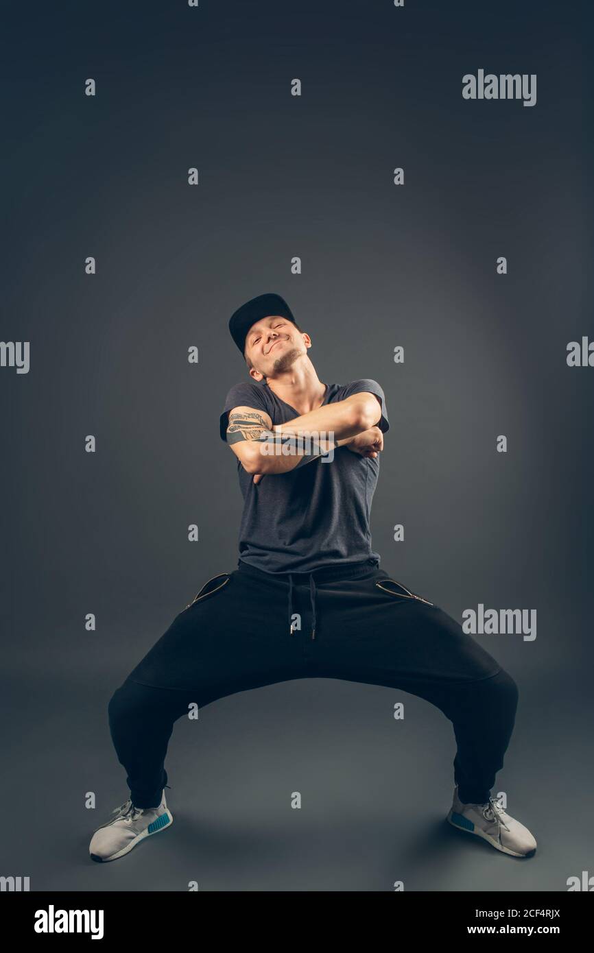 junge schöne Tänzerin posiert auf einem Studio-Hintergrund Stockfoto