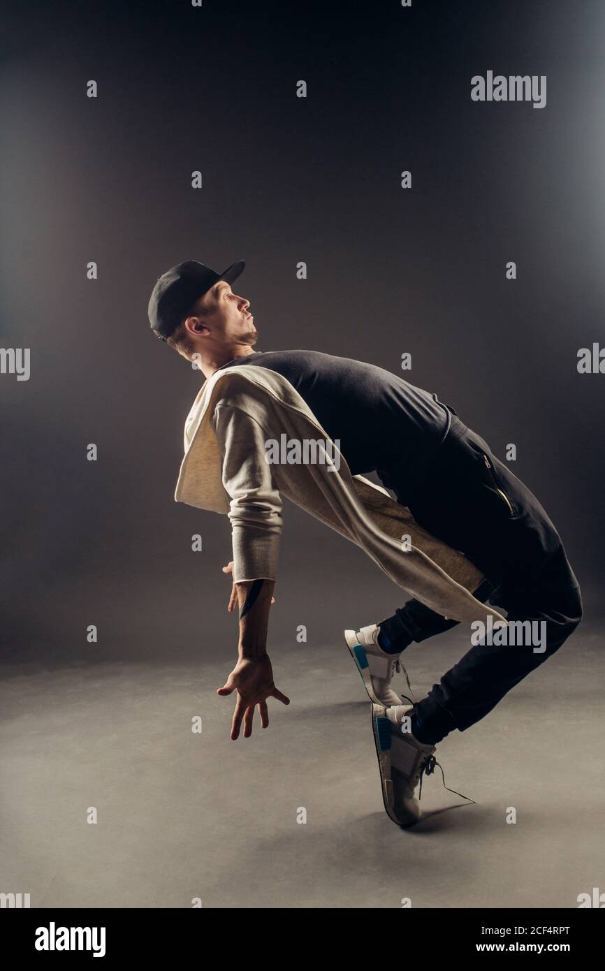 Junger Mann, Tänzer. Auf grauem Hintergrund. Stockfoto