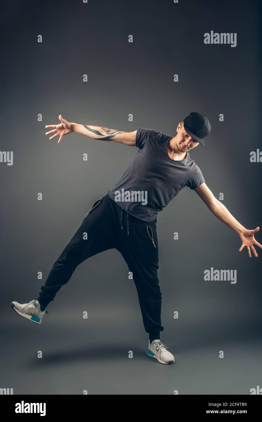 Mann tanzt Straßentanz Stockfoto