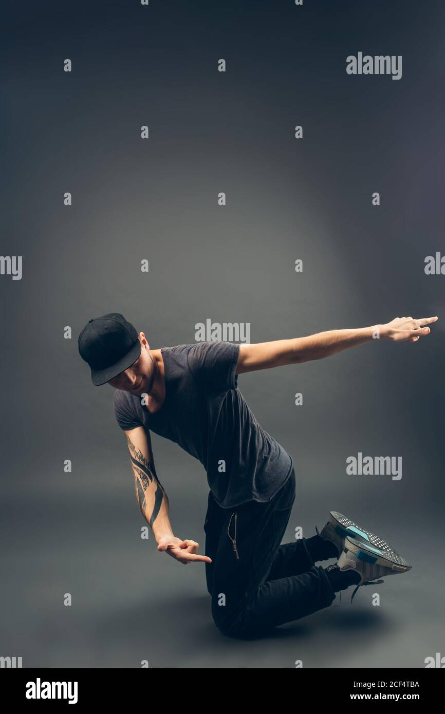 junge schöne Tänzerin posiert auf einem Studio-Hintergrund Stockfoto