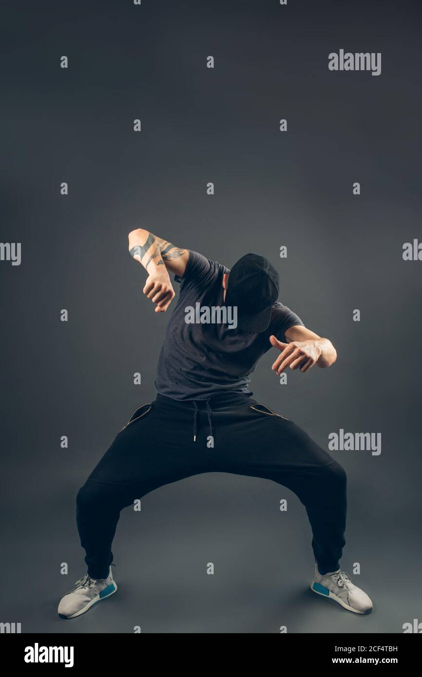 junge schöne Tänzerin posiert auf einem Studio-Hintergrund Stockfoto