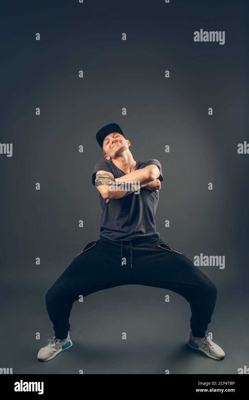 junge schöne Tänzerin posiert auf einem Studio-Hintergrund Stockfoto