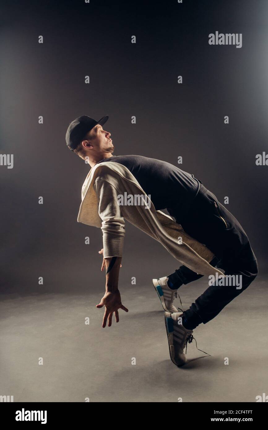 Junger Mann, Tänzer. Auf grauem Hintergrund. Stockfoto