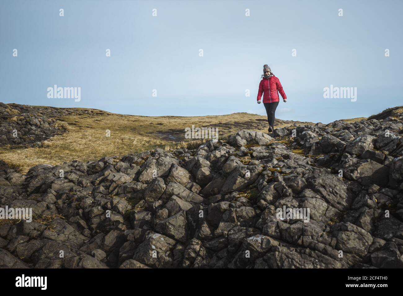 Frau genießen erstaunliche malerische Landschaft von Nordirland während der Reise Beim Gehen auf felsigen Boden Stockfoto