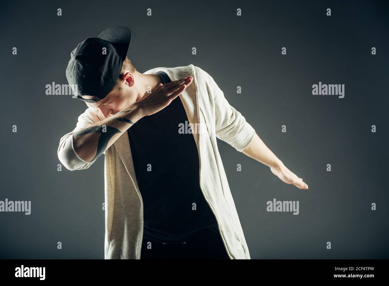 Mann tanzt Straßentanz Stockfoto