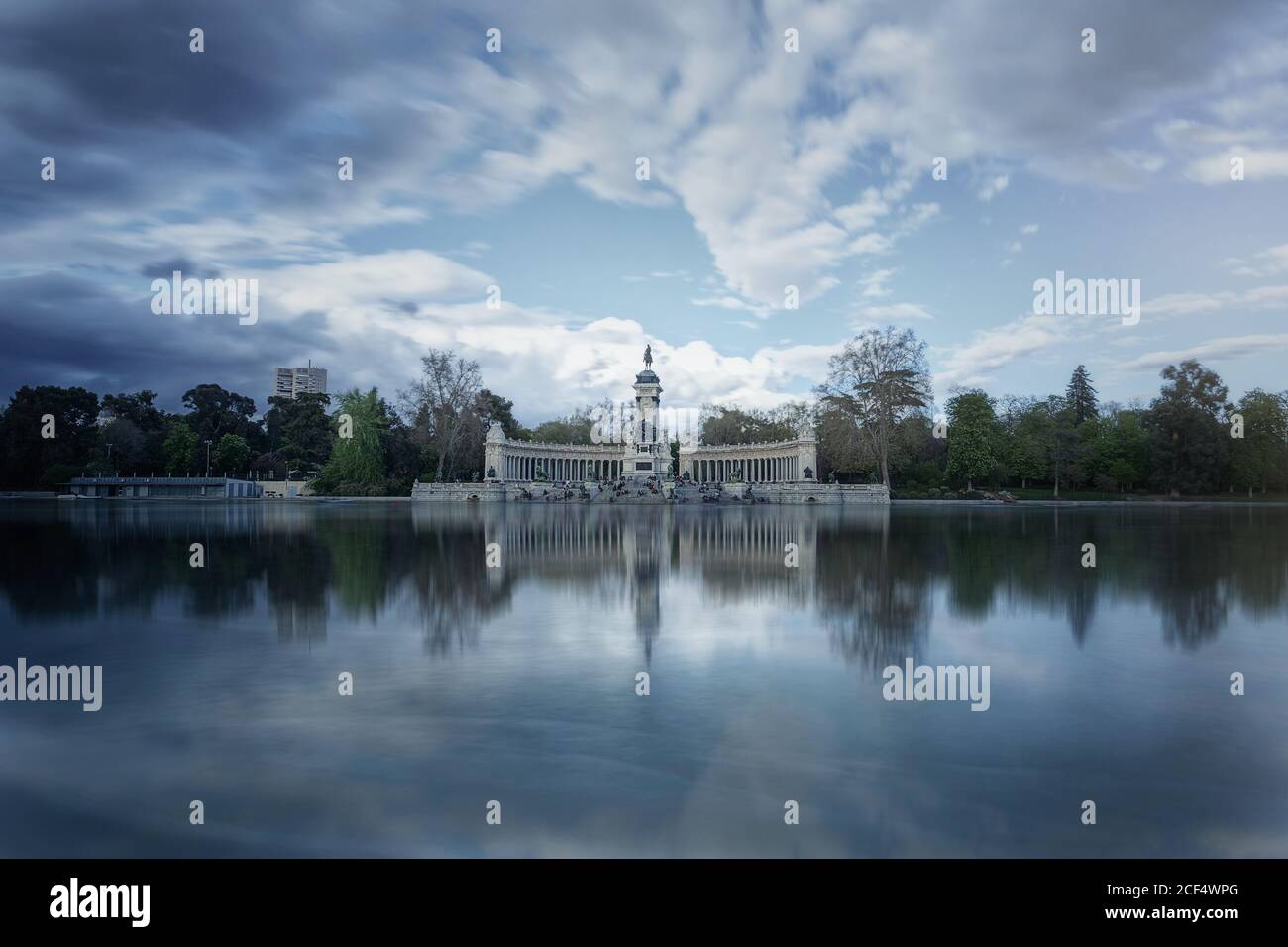 Architektonisches Ensemble des Denkmals Alfonso XII auf der Uferpromenade von Ruhige ruhige Teich im Park Stockfoto