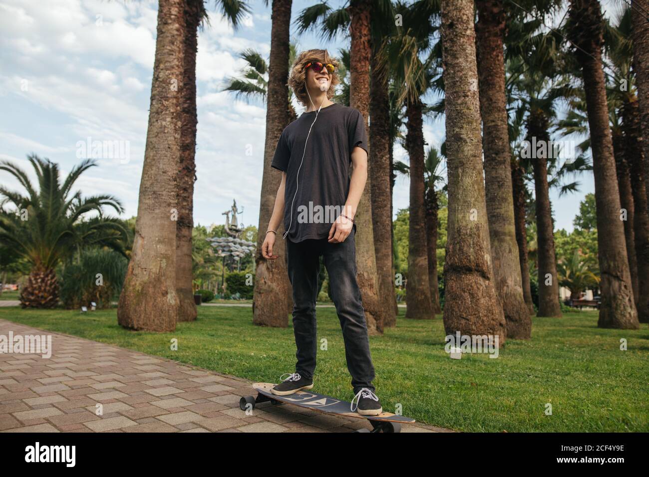 Junge Reiter longboard am Boardwalk, warme Sommer Stockfoto