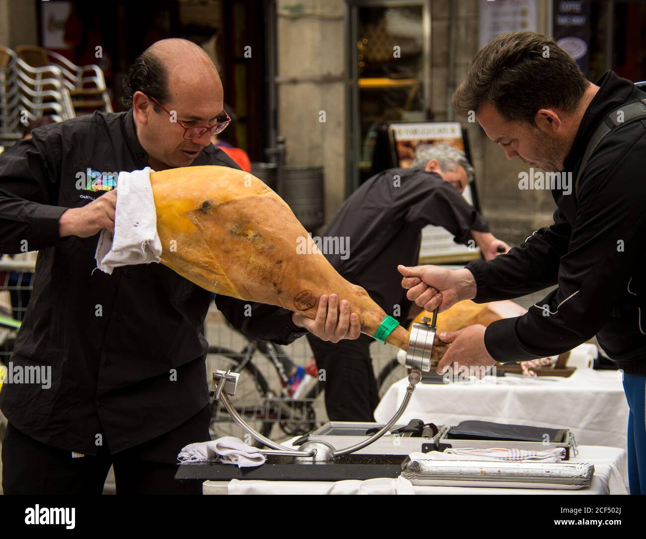Iberico Schinken wird in einem Halter zum Schneiden platziert. Dieser Schinken stammt von freilaufenden Schweinen, die in den Eichenwäldern Spaniens herumlaufen. Stockfoto