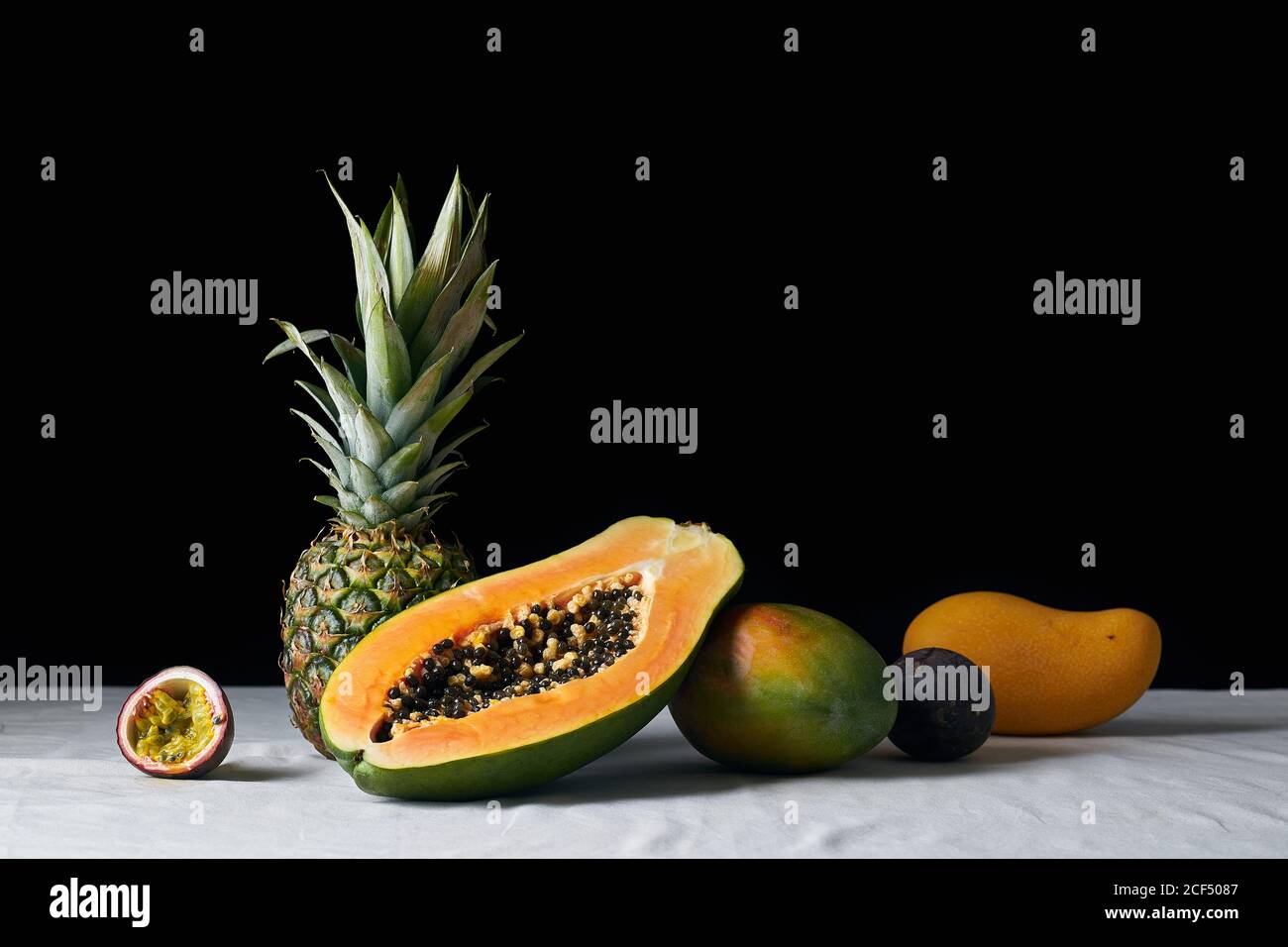 Stillleben mit Ananas, Papaya, Mango und Passionsfrucht Stockfoto