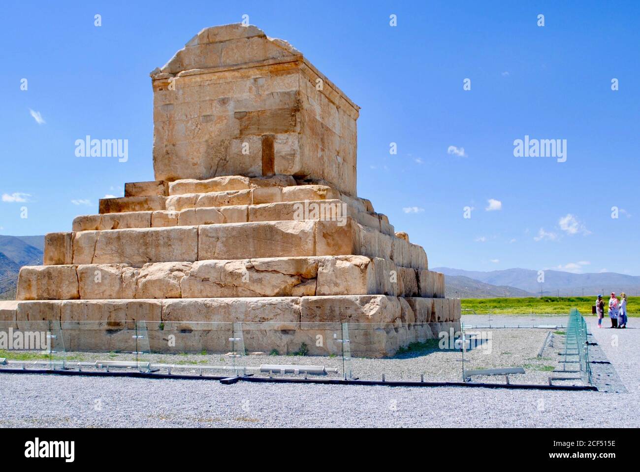 Touristen besuchen das Grab von Kyros dem Großen, dem König des Ersten Persischen Reiches. Unesco-Weltkulturerbe. Pasargadae Iran Stockfoto