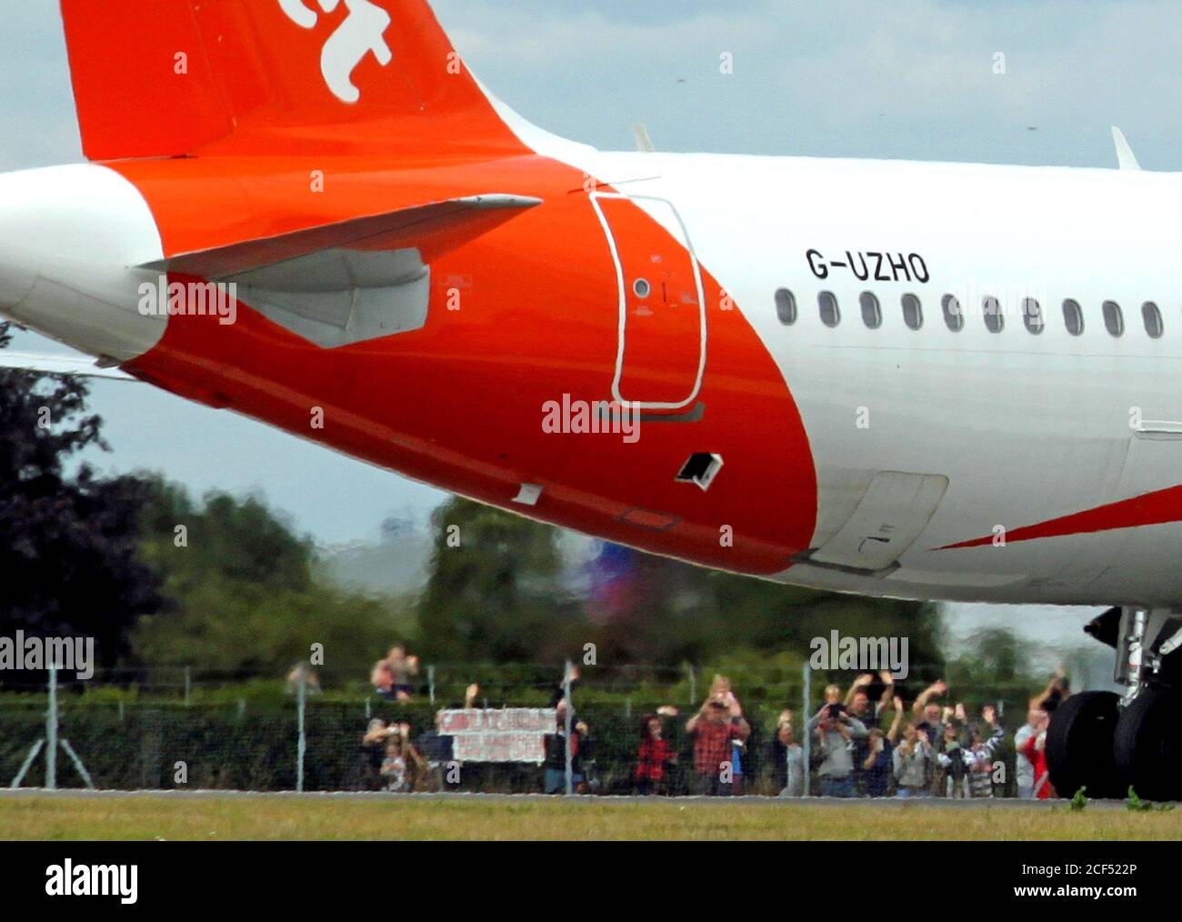 Letzter easyJet-Flug zum Flughafen London Southend bevor die Basis von der Fluggesellschaft geschlossen wurde, geben easyJet-Familien und -Freunde eine Abschiedswelle zum letzten Flug ab Stockfoto