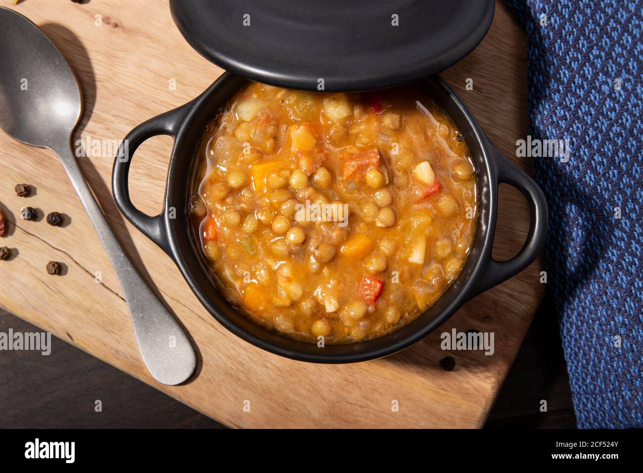 Traditionelle spanische Linsensuppe. Slow food Konzept Stockfoto