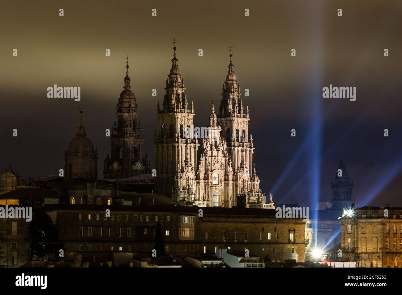 Apostel Santiago Festival in Santiago de Compostela. Der 24. Juli ist ein Stadtfest mit teatrischen Lichtern und Feuerwerk auf dem Obradoiro Platz vor der kathedrale von santiago de Compostela Stockfoto