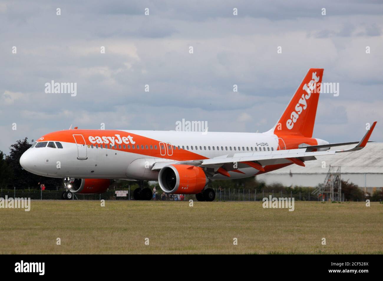 Letzter easyJet-Flug zum Flughafen London Southend bevor die Basis von der Fluggesellschaft geschlossen wurde, geben easyJet-Familien und -Freunde eine Abschiedswelle zum letzten Flug ab Stockfoto