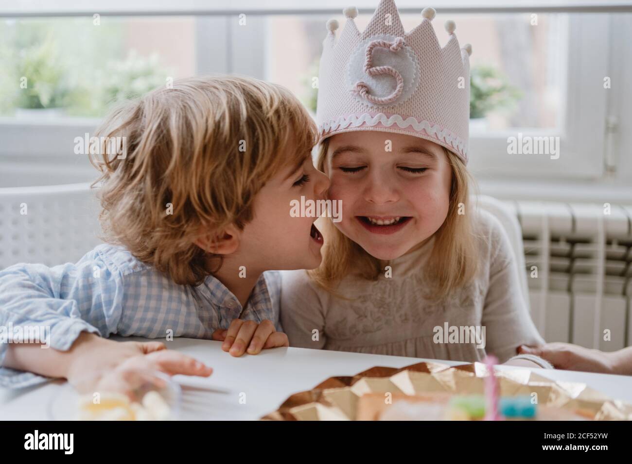 Glückliche Brüder feiern Geburtstage zu Hause Stockfoto