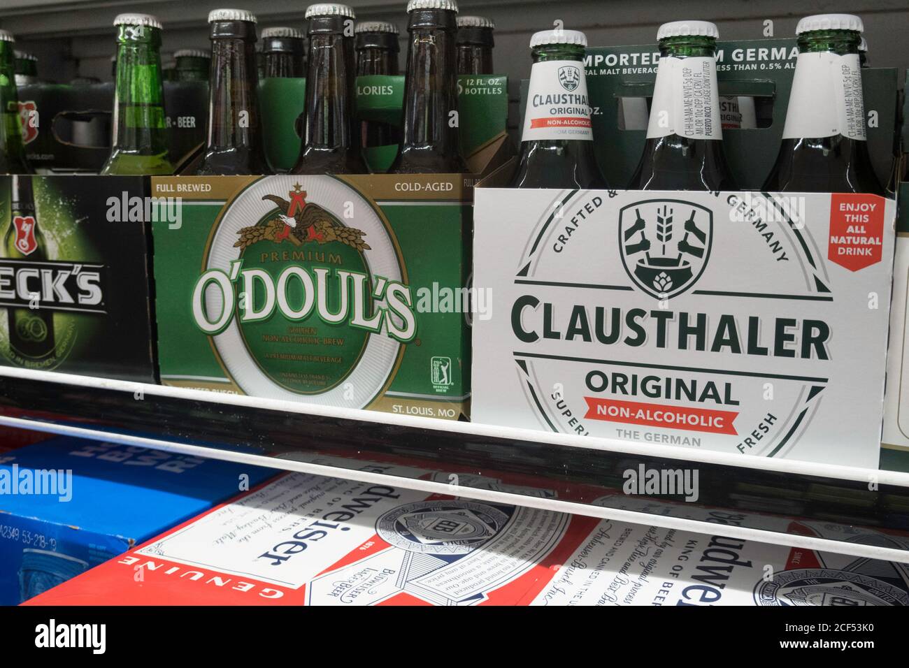 Abgefülltes Bier zum Verkauf im D'Agostino Lebensmittelgeschäft in New York City, USA Stockfoto
