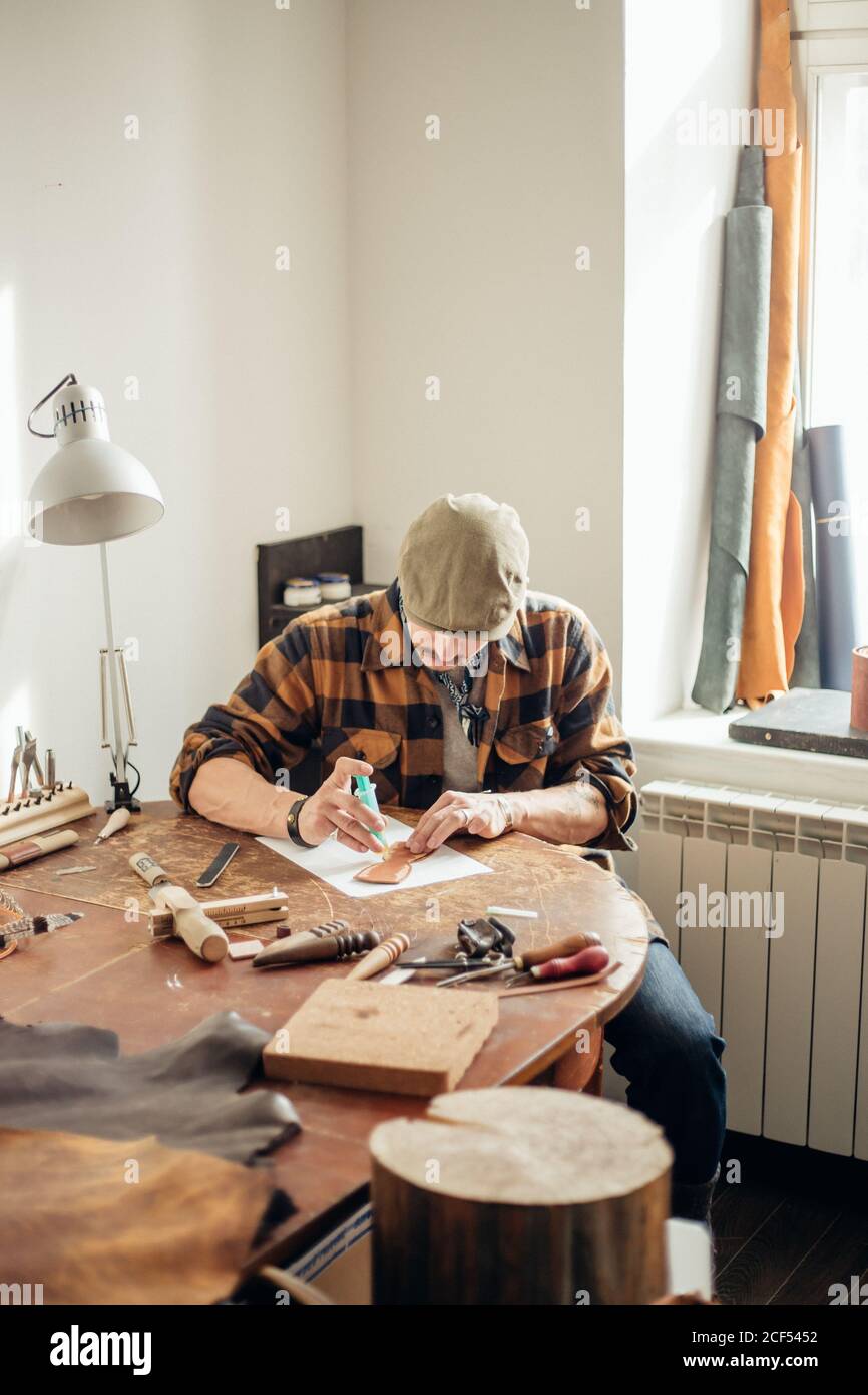 Leder Handtasche Handwerker bei der Arbeit in einem Workshop Stockfoto