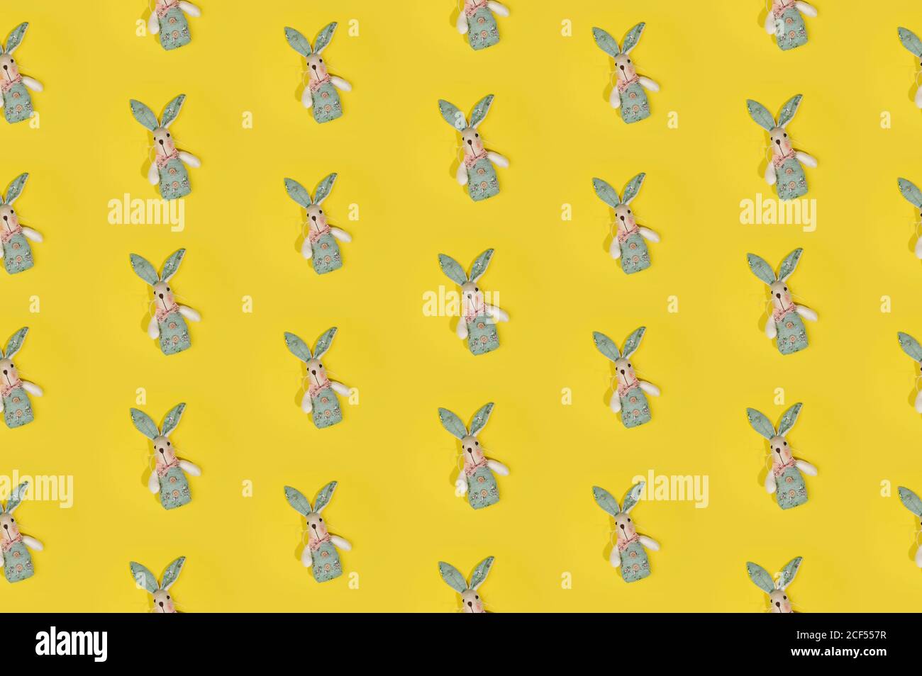 Nahtlose bunte Happy Easter Muster mit niedlichen Kaninchen auf hell Gelber Hintergrund Stockfoto