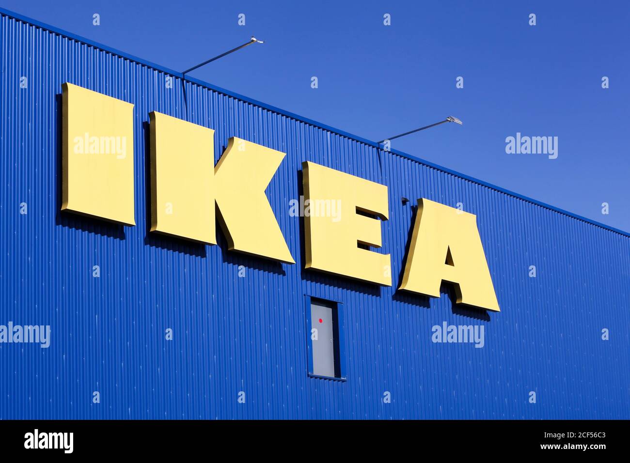 Roanne, Frankreich - 5. Juli 2020: IKEA Store in Frankreich. IKEA ist eine multinationale Unternehmensgruppe, die Möbel entwirft, verkauft Stockfoto