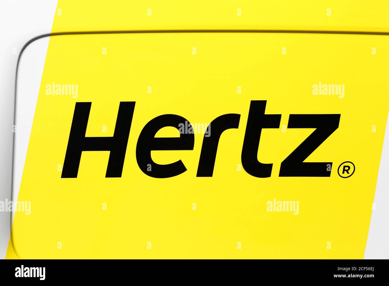 Villefranche sur Saone, Frankreich - 17. Mai 2020: Hertz-Logo auf einem Auto. Hertz ist eine amerikanische Autovermietung Stockfoto